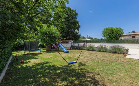 Trošti: Albero, Giardino, Prato, Shade, Tempo Libero, Parco, Landscaping, Cortile, Backyard, Attrezzatura Giochi All'Aperto