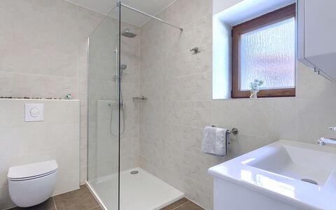 Trošti: Bagno, Pavimentazione, Idraulico Fixture, Pavimento, Interior Design, Rubinetto, Idraulico, Soffitto, Piastrella, Doccia