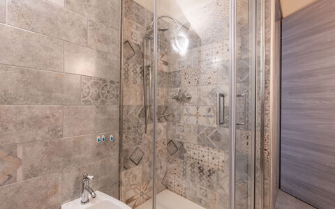 Noah: Pavimentazione, Pavimento, Bagno, Idraulico Fixture, Interior Design, Idraulico, Piastrella, Doccia, Soffione Doccia, Soffitto