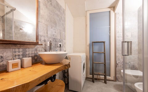 Noah: Pavimentazione, Parete, Pavimento, Interior Design, Idraulico Fixture, Legna, Bagno, Soffitto, Illuminazione, Camera