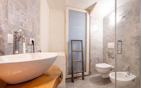 Noah: Pavimentazione, Pavimento, Idraulico Fixture, Bagno, Interior Design, Soffitto, Illuminazione, Idraulico, Lavandino Del Bagno, Specchio