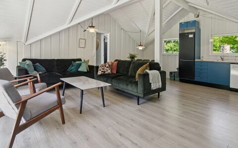 Tenna - 30Km from the Sea: Pavimento In Legno, Pavimentazione, Interior Design, Legna, Pavimento Laminato, Pavimento, Mobilia, Soffitto, Soggiorno, Divano