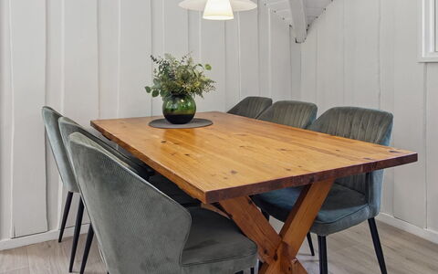 Tenna - 30Km from the Sea: Mobilia, Pavimentazione, Interior Design, Pavimento, Tavolo, Legna, Sedia, Pavimento In Legno, Sala Da Pranzo, Cucina & Sala Da Pranzo Tavolo