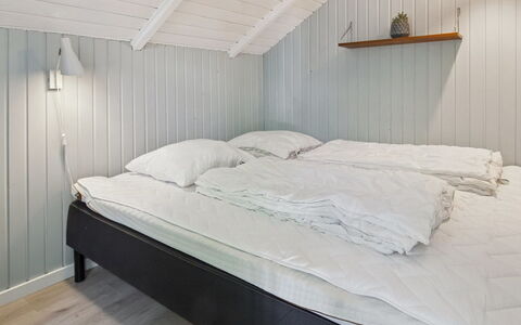 Tenna - 30Km from the Sea: Camera Da Letto, Letto, Lenzuolo, Bedding, Legna, Pavimento, Pavimentazione, Biancheria, Interior Design, Telaio Del Letto