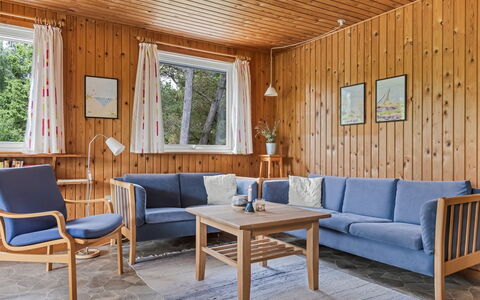 Iivo - 3.5Km from the Sea: Mobilia, Pavimentazione, Interior Design, Legna, Pavimento, Divano, Camera, Soggiorno, Soffitto, Color Legno