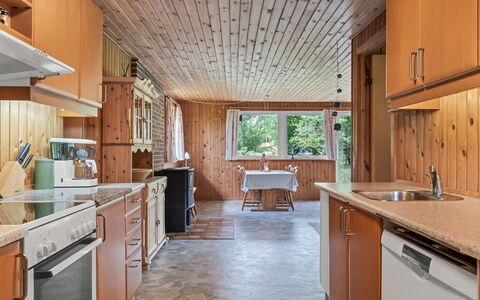 Iivo - 3.5Km from the Sea: Cucina, Legna, Controsoffitto, Soffitto, Pavimentazione, Mobilia, Interior Design, Cabinetry, Apparecchio Major, Elettrodomestico Da Cucina
