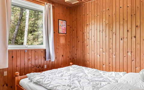 Iivo - 3.5Km from the Sea: Legna, Camera Da Letto, Pavimentazione, Letto, Interior Design, Pavimento, Latifoglie, Color Legno, Lenzuolo, Casa