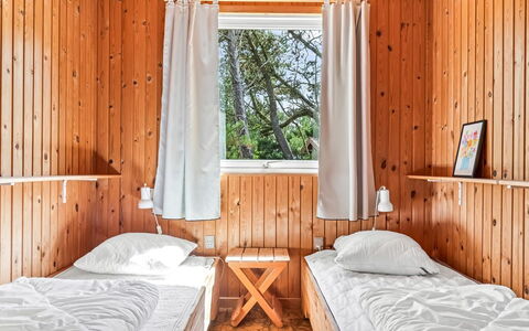 Iivo - 3.5Km from the Sea: Legna, Camera Da Letto, Pavimentazione, Interior Design, Letto, Pavimento, Soffitto, Lenzuolo, Latifoglie, Mobilia