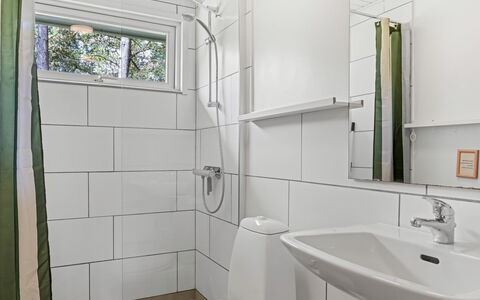 Iivo - 3.5Km from the Sea: Idraulico Fixture, Interior Design, Pavimentazione, Bagno, Pavimento, Lavandino Del Bagno, Lavello, Gabinetto, Idraulico, Rubinetto