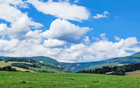 Cerny Dul 400: Cielo, Nube, Blu, Giorno, Erba, Verde, Ambiente Naturale, Natura, Geografia Montane, Cumulo