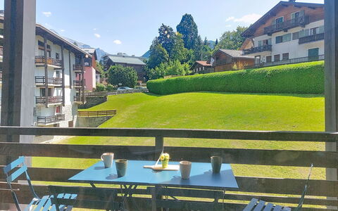 Le Nerey 2: Balcone, Mobili Da Esterno, Prato, Shade, Cortile, Landscaping, Portico, Backyard, Cortile, Hotel