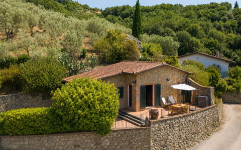La Casina: Costruzione, Parete, Casa, Casa, Architettura, Tetto, Facciata, Arbusto, Villetta