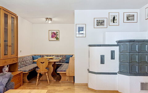 Resimini: Interior Design, Pavimentazione, Mobilia, Pavimento, Camera, Soggiorno, Color Legno, Latifoglie, Cabinetry