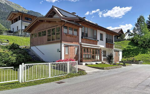 Resimini: Finestra, Casa, Zona Residenziale, Casa, Architettura, Tetto, Insediamento Umano, Villetta, Porta, Balcone