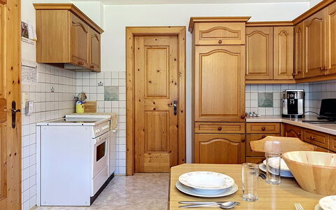 Resimini: Cabinetry, Interior Design, Pavimentazione, Legna, Cucina, Mobilia, Controsoffitto, Pavimento, Soffitto, Credenza
