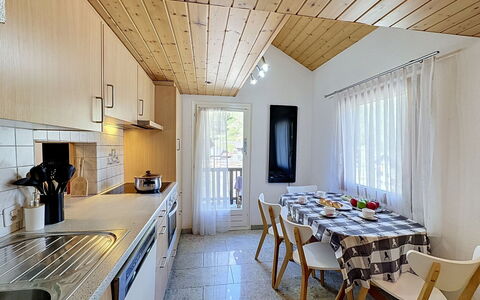 Haus Wasserfall: Mobilia, Interior Design, Legna, Soffitto, Pavimentazione, Pavimento, Cucina, Sedia, Illuminazione, Casa