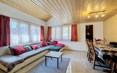 Haus Wasserfall: Interior Design, Mobilia, Legna, Soffitto, Casa, Camera, Divano, Pavimento, Illuminazione, Pavimentazione