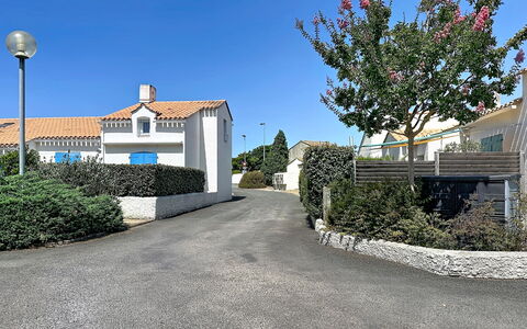 Les Maisons de la Mer: Blu, Piscina, Materiale Composito, Shade, Ricorrere, Estate, Hacienda, Villa, Centro Ricreativo