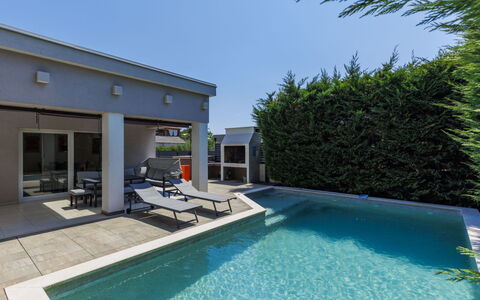 A.e.m: Piscina, Zona Residenziale, Ricorrere, Casa, Materiale Composito, Estate, Giochi D'Acqua, Landscaping, Eco Hotel, Giardino