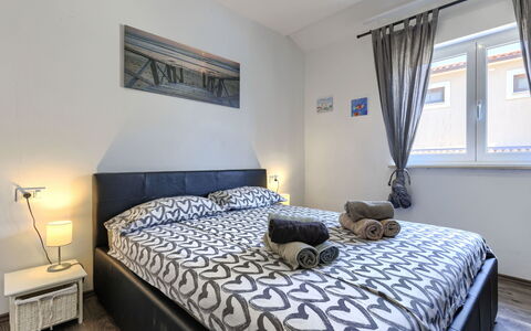 A.e.m: Mobilia, Letto, Interior Design, Camera Da Letto, Camera, Pavimento, Lenzuolo, Bedding, Pavimentazione, Biancheria