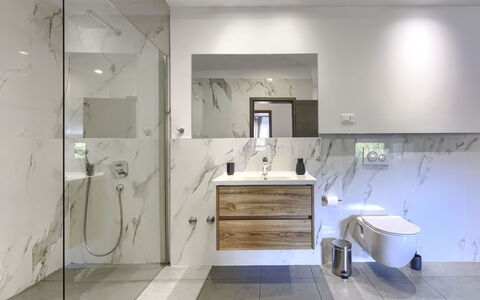 A.e.m: Pavimentazione, Interior Design, Pavimento, Parete, Idraulico Fixture, Bagno, Mobiletto Del Bagno, Lavello, Rubinetto, Specchio