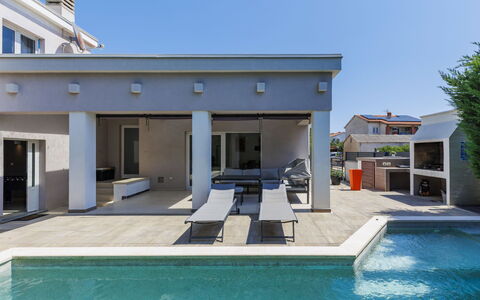 A.e.m: Piscina, Zona Residenziale, Architettura, Casa, Materiale Composito, Shade, Estate, Calcestruzzo, Ricorrere, Cortile