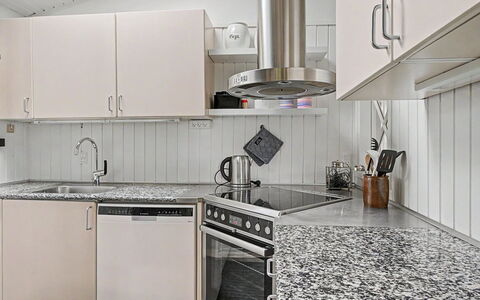 Annalina - 230M from the Sea: Cucina, Elettrodomestico Da Cucina, Controsoffitto, Apparecchio Major, Interior Design, Pavimentazione, Lavandino Della Cucina, Idraulico Fixture, Rubinetto, Cabinetry