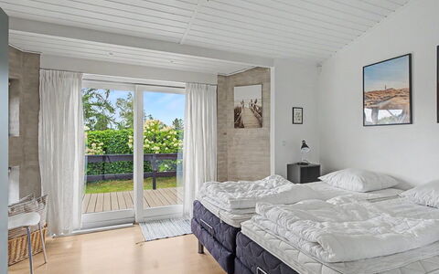 Annalina - 230M from the Sea: Mobilia, Legna, Pavimento, Interior Design, Camera Da Letto, Letto, Pavimentazione, Casa, Camera, Bedding