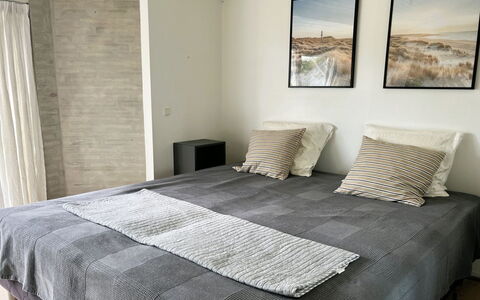 Annalina - 230M from the Sea: Letto, Mobilia, Bedding, Camera Da Letto, Interior Design, Pavimento, Lenzuolo, Pavimentazione, Biancheria, Legna