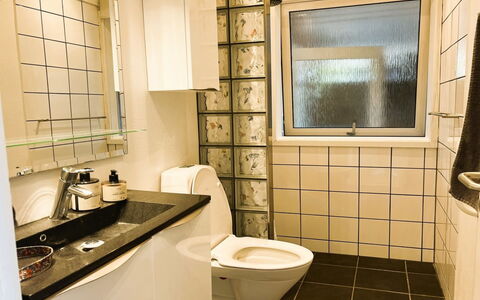 Annalina - 230M from the Sea: Toilet Seat, Bagno, Idraulico Fixture, Gabinetto, Parete, Pavimentazione, Interior Design, Pavimento, Idraulico, Lavello