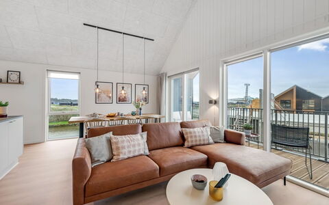 Thormund - 400M from the Sea: Legna, Pavimentazione, Mobilia, Pavimento, Interior Design, Divano, Pavimento In Legno, Soffitto, Soggiorno, Casa
