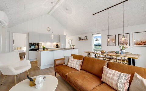 Thormund - 400M from the Sea: Pavimentazione, Interior Design, Legna, Divano, Soffitto, Pavimento, Mobilia, Soggiorno, Casa, Lampada