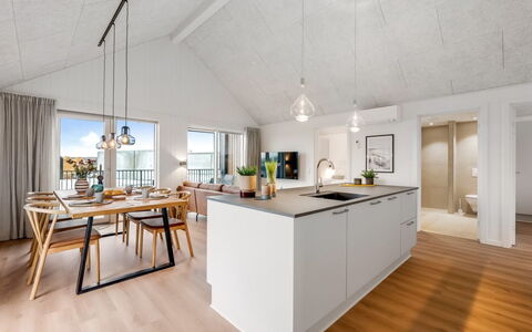 Thormund - 400M from the Sea: Pavimentazione, Pavimento, Soffitto, Pavimento In Legno, Lampada, Latifoglie, Plank, Cucina