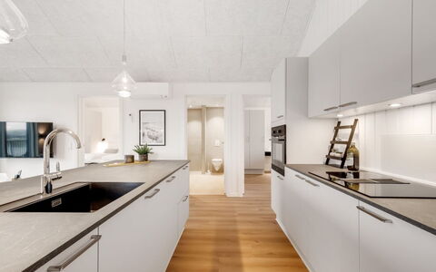 Thormund - 400M from the Sea: Cucina, Pavimentazione, Interior Design, Legna, Soffitto, Controsoffitto, Pavimento, Elettrodomestico Da Cucina, Pavimento In Legno, Lampada