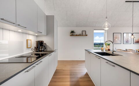 Thormund - 400M from the Sea: Cucina, Pavimentazione, Soffitto, Pavimento, Interior Design, Controsoffitto, Elettrodomestico Da Cucina, Apparecchio Major