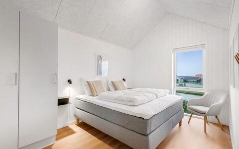 Thormund - 400M from the Sea: Soffitto, Camera Da Letto, Bedding, Illuminazione Diurna, Letto, Lenzuolo, Telaio Del Letto, Hotel