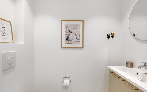 Thormund - 400M from the Sea: Parete, Interior Design, Idraulico Fixture, Pavimentazione, Pavimento, Bagno, Illuminazione, Idraulico, Soffitto, Lavandino Del Bagno