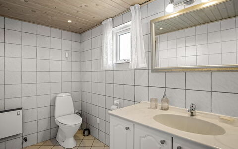 Ingalil - 200M from the Sea: Pavimentazione, Parete, Idraulico Fixture, Pavimento, Legna, Interior Design, Lavello, Bagno, Soffitto, Rubinetto