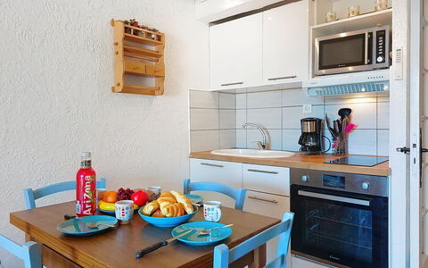 La Bressado: Mobilia, Interior Design, Cucina, Pavimentazione, Apparecchio Major, Legna, Pavimento, Controsoffitto, Camera, Elettrodomestico Da Cucina