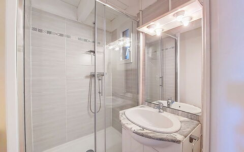 La Bressado: Idraulico Fixture, Interior Design, Bagno, Pavimentazione, Pavimento, Lavello, Lavandino Del Bagno, Idraulico, Doccia, Rubinetto