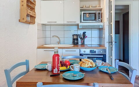 La Bressado: Mobilia, Interior Design, Pavimentazione, Legna, Cucina, Apparecchio Major, Pavimento, Camera, Controsoffitto, Elettrodomestico Da Cucina