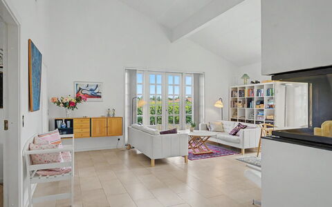 Ion - 1Km from the Sea: Mobilia, Pavimentazione, Interior Design, Pavimento, Parete, Divano, Soffitto, Legna, Soggiorno, Camera
