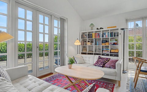 Ion - 1Km from the Sea: Mobilia, Interior Design, Pavimentazione, Divano, Pavimento, Soggiorno, Legna, Camera, Soffitto, Tavolo