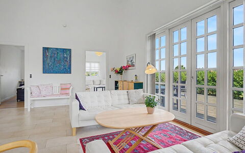 Ion - 1Km from the Sea: Mobilia, Interior Design, Pavimentazione, Pavimento, Divano, Legna, Soffitto, Soggiorno, Tavolo, Camera