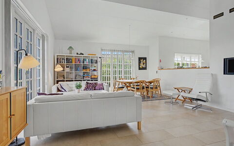Ion - 1Km from the Sea: Mobilia, Interior Design, Pavimentazione, Pavimento, Divano, Parete, Legna, Soffitto, Soggiorno, Pavimento In Legno