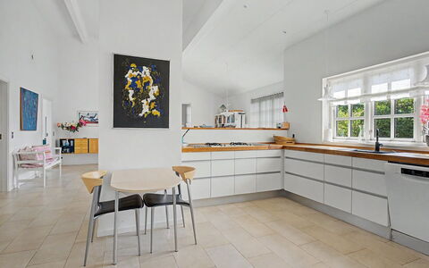 Ion - 1Km from the Sea: Pavimentazione, Interior Design, Pavimento, Mobilia, Legna, Soffitto, Cucina, Pavimento In Legno, Sedia, Controsoffitto