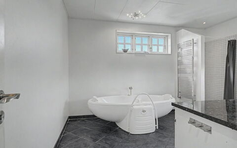 Ion - 1Km from the Sea: Pavimentazione, Pavimento, Interior Design, Idraulico Fixture, Soffitto, Bagno, Vasca Da Bagno, Idraulico, Piastrella, Materiale Composito