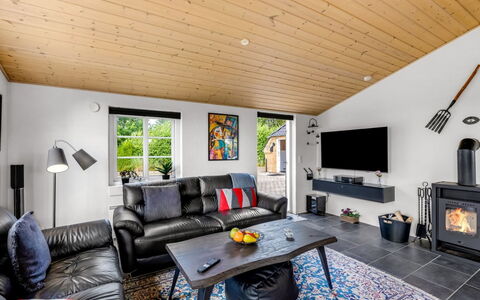 Meindor - 450M to the Fjord: Legna, Mobilia, Divano, Interior Design, Soggiorno, Soffitto, Camera, Casa, Pavimentazione