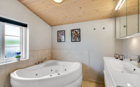 Meindor - 450M to the Fjord: Idraulico Fixture, Pavimentazione, Interior Design, Bagno, Soffitto, Pavimento, Vasca Da Bagno, Idraulico, Camera, Casa