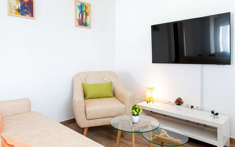 Elvix Nerja Center a: Mobilia, Interior Design, Divano, Parete, Pavimentazione, Pavimento, Soggiorno, Camera, Legna, Casa